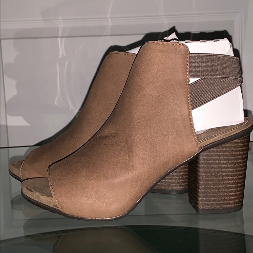REACTION Kenneth Cole Fridah Fly Ankle Bootie